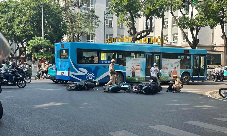 Hà Nội: Tai nạn liên hoàn giữa 3 xe máy tại ngã tư