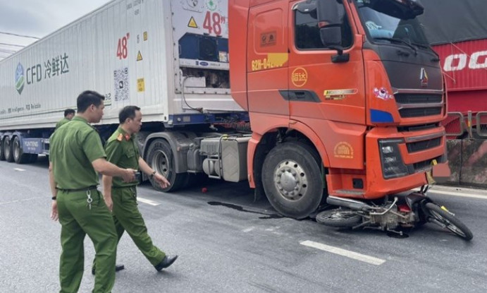 Người phụ nữ thiệt mạng dưới bánh xe container sau vụ tai nạn giao thông