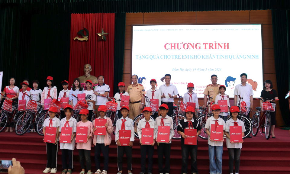 Tặng quà cho trẻ em có hoàn cảnh khó khăn huyện Đầm Hà