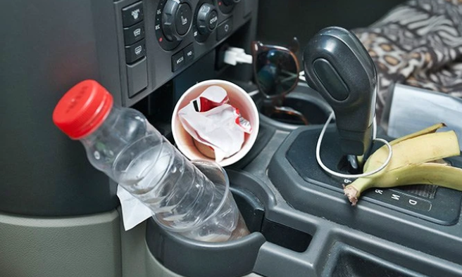Những vật dụng không nên để trong ô tô mùa hè