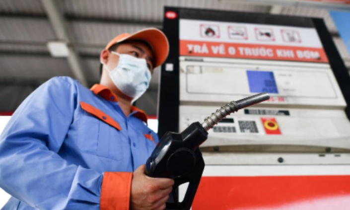 Giá xăng tăng, dầu diesel giảm