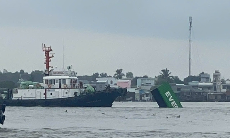 Nhiều container rơi xuống sông Đồng Nai, trôi về phà Cát Lái sau va chạm