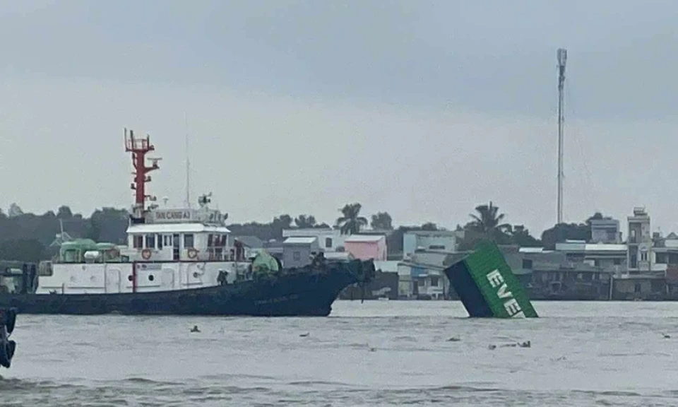 Nguyên nhân ban đầu tàu Singapore và sà lan tông nhau trên sông Sài Gòn