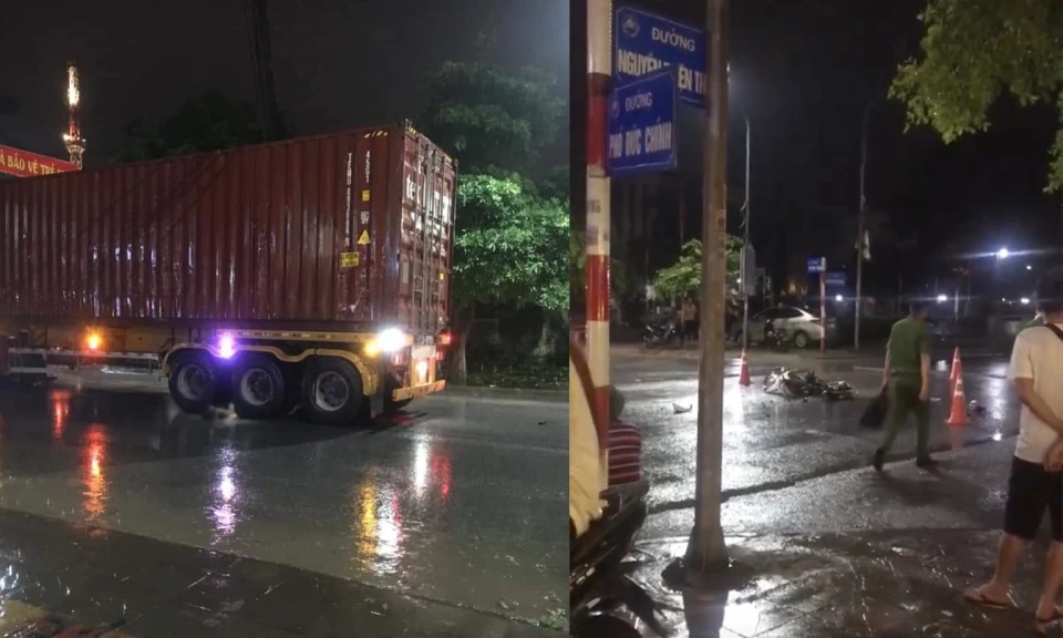 Xe container cuốn xe máy vào gầm trong đêm mưa, một phụ nữ tử vong
