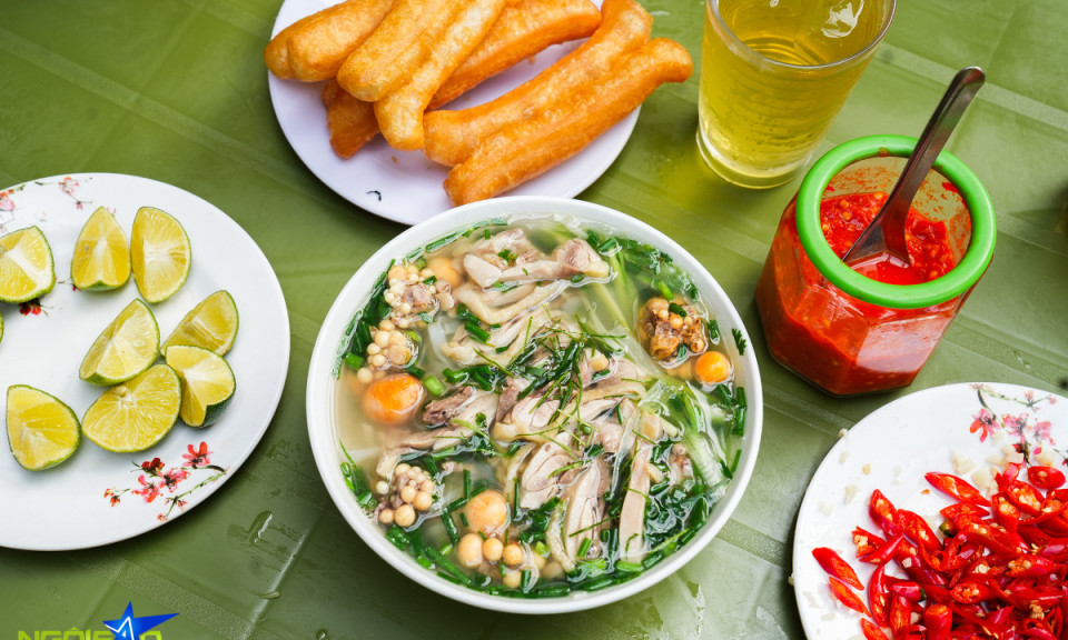 Hanoi comfort food: decades of chicken pho satisfaction