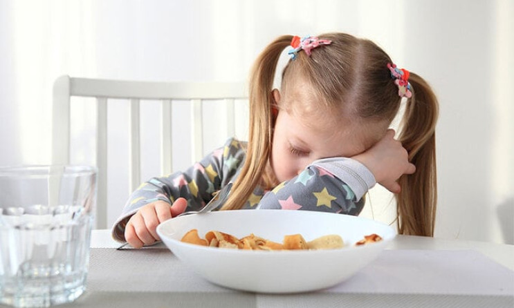 4 sai lầm cần tránh trong chế độ ăn của trẻ vào mùa hè