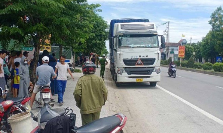 Phát hiện tài xế tử vong bất thường trong xe container đang xi-nhan