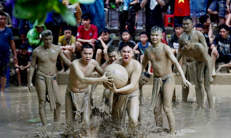Độc đáo Lễ hội vật cầu nước làng Vân