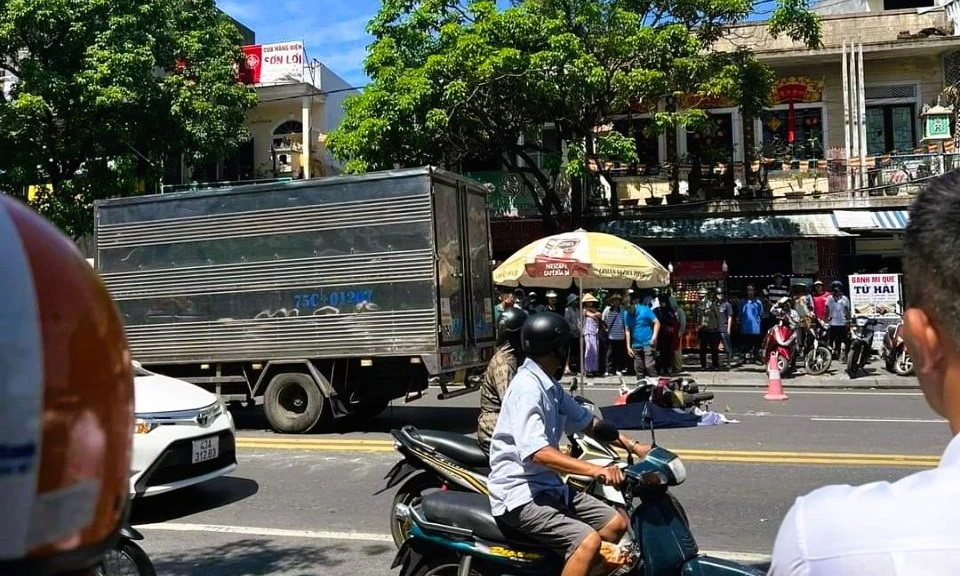 Va chạm xe tải cùng chiều, một phụ nữ ở Huế tử vong