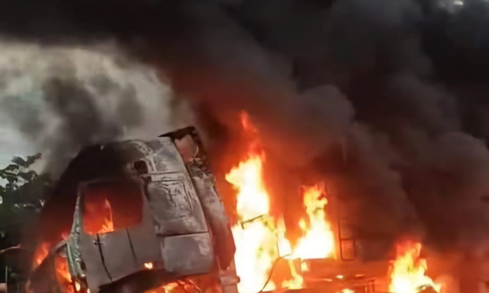 Vĩnh Phúc: Xe đầu kéo cháy rụi sau va chạm ô tô xe tải