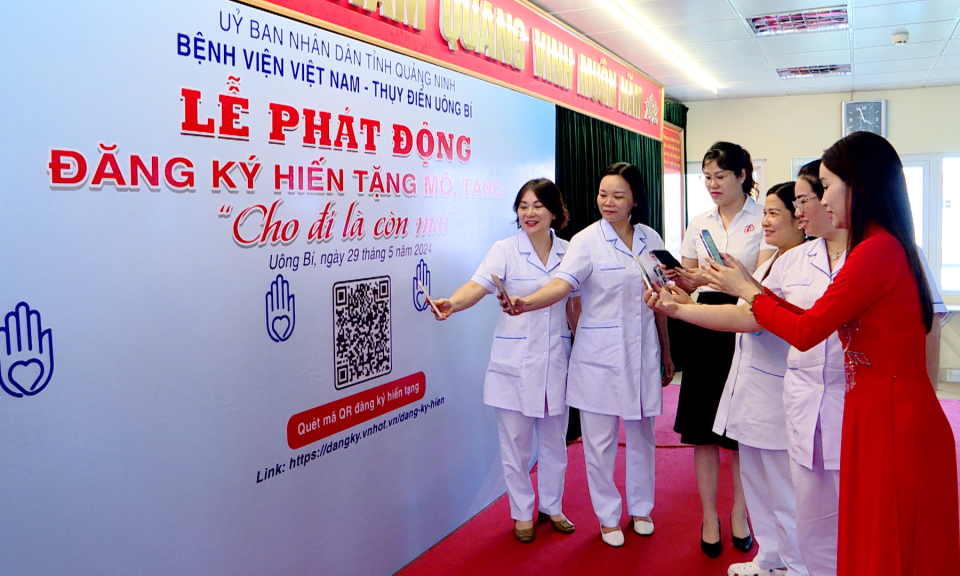 Nhân viên y tế Bệnh viện Việt Nam Thụy Điển Uông Bí hăng hái đăng ký hiến tặng mô, tạng