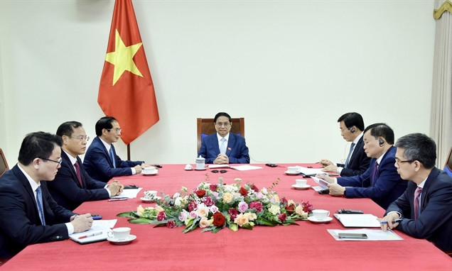 Việt Nam's government leader holds phone talks with new Singaporean PM