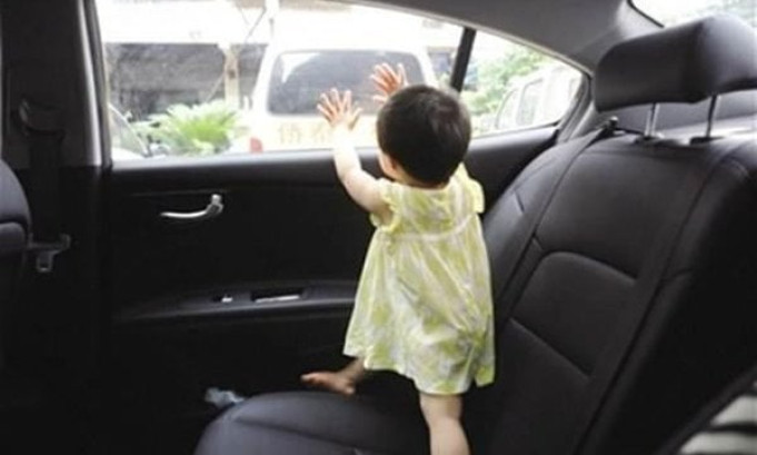 Để trẻ một mình trên xe ô tô nguy hiểm thế nào?