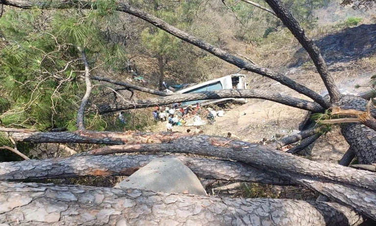 Xe buýt mất lái lao xuống vực khiến hơn 20 người thiệt mạng