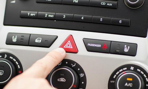 Nút bấm nhỏ xíu trên ô tô có thể cứu mạng trong tình huống khẩn cấp, bố mẹ nên dạy trẻ ngay lập tức