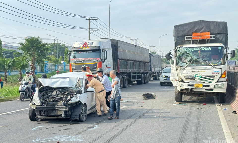 Tai nạn liên hoàn 4 ô tô trên quốc lộ, xe tải lật nhào văng vào lề