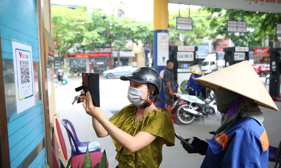 Cao điểm hỗ trợ thanh toán không dùng tiền mặt tại cửa hàng xăng dầu 