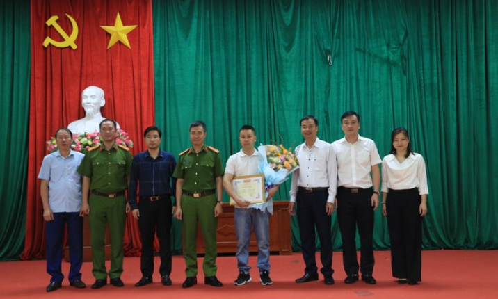 Khen thưởng người đàn ông mặc sơ mi trắng cứu người trong vụ cháy ở Hà Nội