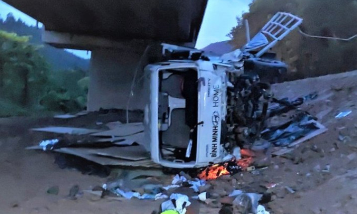 Xe tải rơi xuống cầu sau tai nạn trên cao tốc La Sơn - Túy Loan