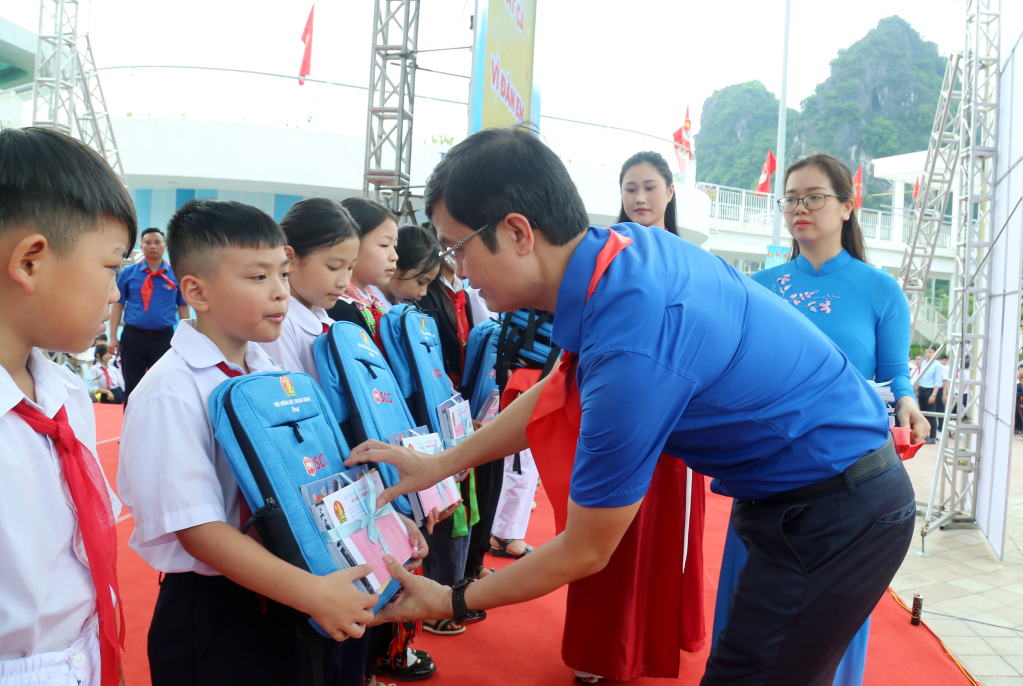Đồng chí Bùi Quang Huy, Ủy viên Dự khuyết Trung ương Đảng, Bí thư thứ nhất Ban Chấp hành Trung ương Đoàn trao học bổng cho các em thiếu nhi vượt khó vươn lên trong học tập trên địa bàn tỉnh.