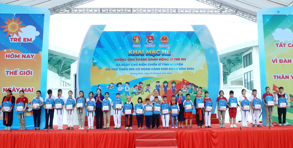 100 em thiếu nhi vượt khó vươn lên trong học tập trên địa bàn tỉnh được nhận học bổng của tỉnh Quảng Ninh và Trung ương Đoàn.