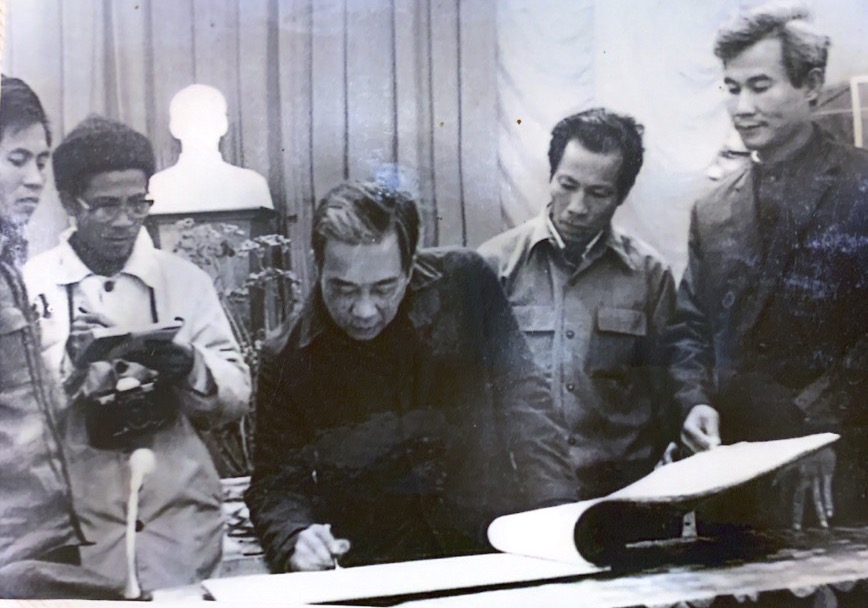 Nhà báo Trần Mạnh Trử tác nghiệp trong một sự kiện có mặt Phó Chủ tịch thứ nhất Hội đồng Bộ trưởng (nay gọi là Phó Thủ tướng Thường trực) Tố Hữu năm 1981.