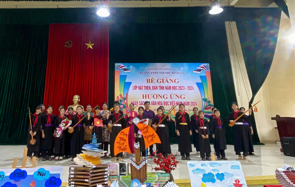Lớp dạy hát then, đàn tỉnh cho học sinh tại trường PTDT nội trú huyện Bình Liêu. (Ảnh nhà trường cung cấp)