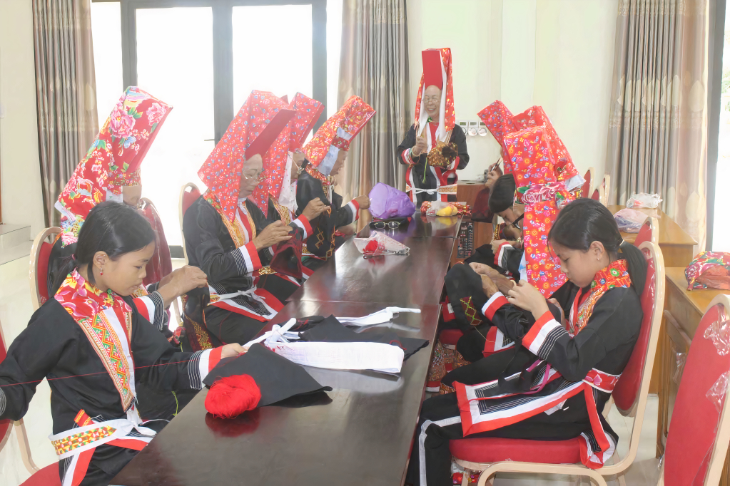 Học sinh trên địa bàn xã Quảng Lâm (huyện Đầm Hà) học kỹ thuật thêu hoa văn trên trang phục truyền thống.