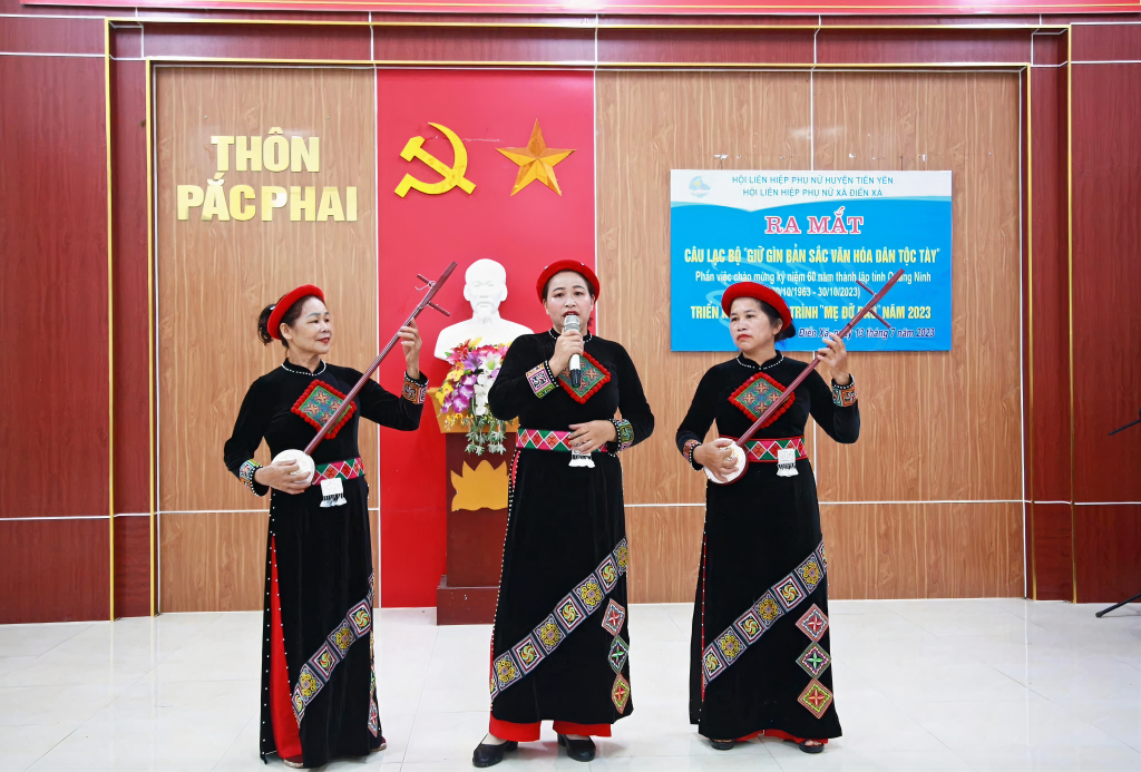 Các thành viên CLB Giữ gìn bản sắc văn hóa dân tộc Tày xã Điền Xá (huyện Tiên Yên) tham gia giao lưu hát then.
