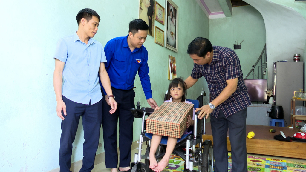 Lãnh đạo huyện thăm hỏi, tặng quà, động viên trẻ em có hoàn cảnh khó khăn trên địa bàn thị trấn Ba Chẽ.