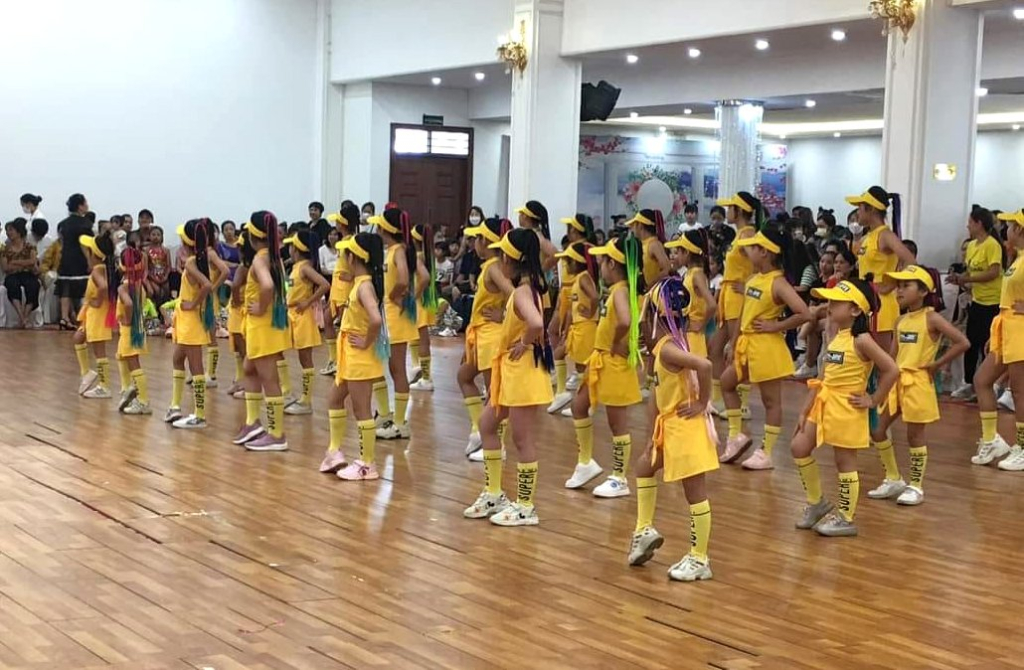 Thành viên CLB Loan Nguyễn Dance & Fitness đồng diễn Hot Summer Dance. 