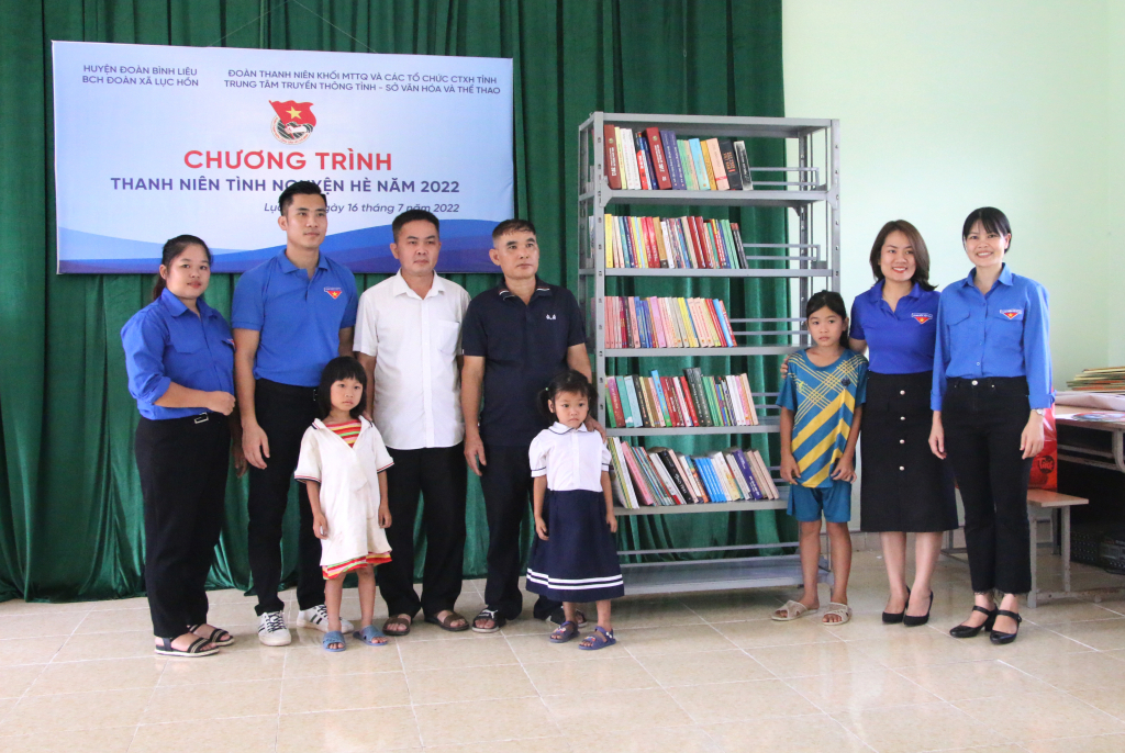 Chi đoàn Thư viện tỉnh trao tặng 1 giá sách với trên 200 đầu sách cho nhà văn hóa thôn Bản Pạt, xã Lục Hồn, huyện Bình Liêu.
