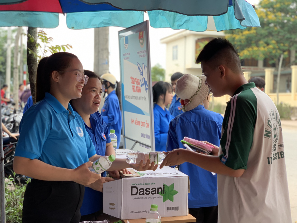 ĐVTN hỗ trợ thí sinh tham giá kỳ thi thi tuyển sinh lớp 10 tại điểm trường THPT Ba Chẽ .