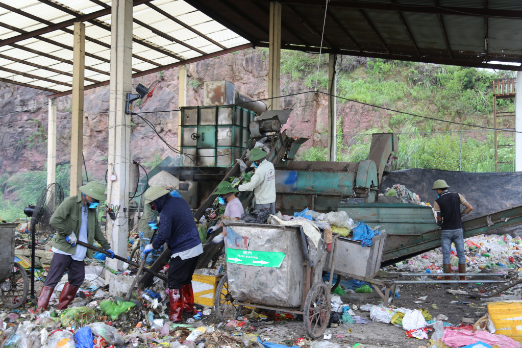 Công ty TNHH dịch vụ xây dựng Bảo Linh đang thực hiện thu gom, xử lý rác thải sinh hoạt trên địa bàn huyện với công xuất xử lý bình quân 26-27 tấn rác/ngày