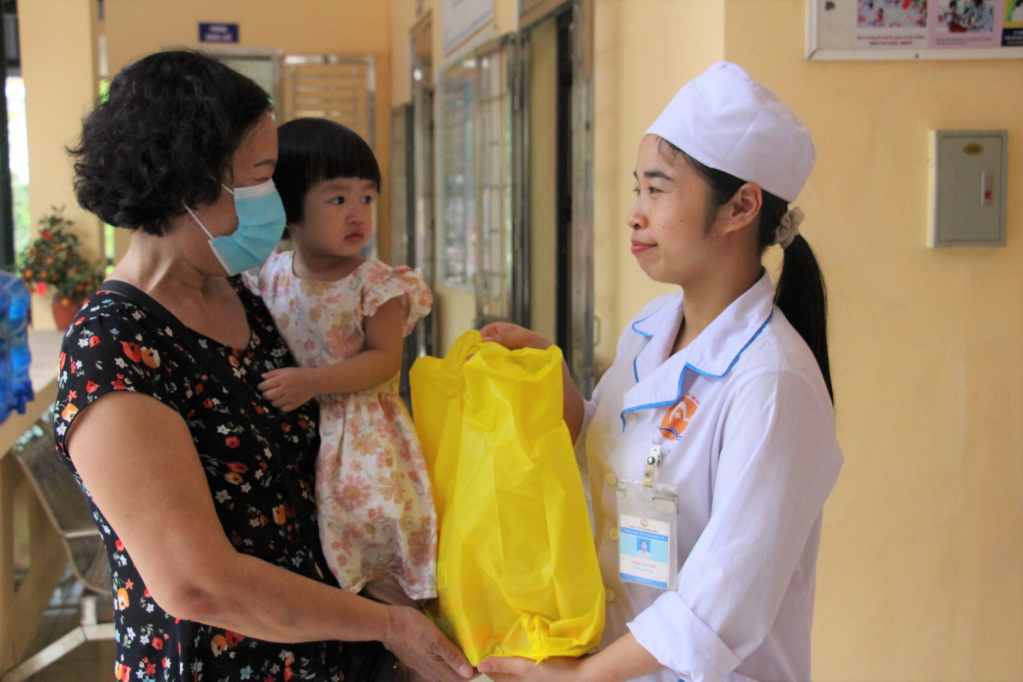 Trẻ em suy dinh dưỡng và có nguy cơ suy dinh dưỡng trên địa bàn TX Quảng Yên được khám bệnh, tư vấn, tặng quà. 