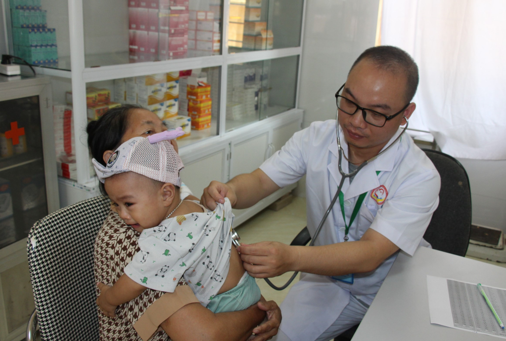 Khám bệnh, phát thuốc và tặng quà cho trẻ suy dinh dưỡng tại Trung tâm y tế phường Quảng Yên.