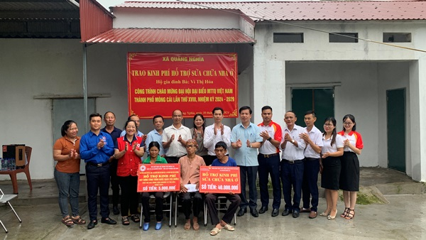 Các đơn vị trao tặng kinh phí sửa chữa nhà ở cho bà Vi Thị Hỏa, thôn 1, xã Quảng Nghĩa, tháng 5/2024.