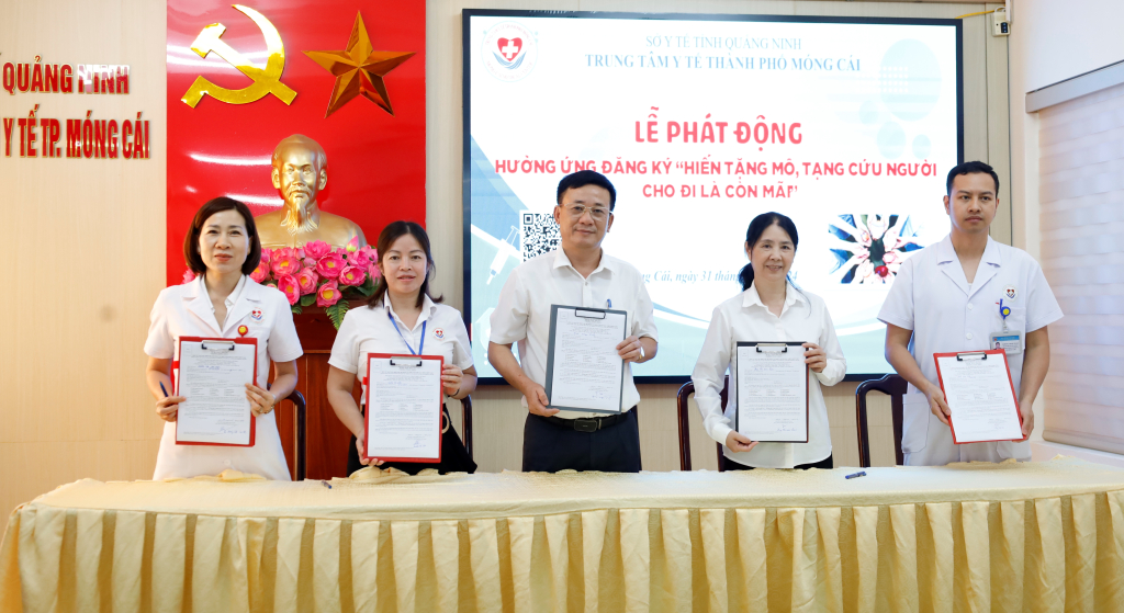 Đại diện y bác sỹ Trung tâm y tế TP Móng Cái đăng ký hiến mô tạng.