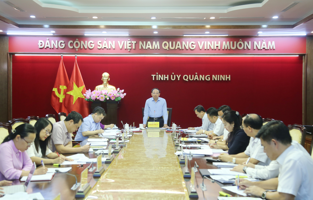 Đồng chí Nguyễn Xuân Ký, Ủy viên Trung ương Đảng, Bí thư Tỉnh ủy, Chủ tịch HĐND tỉnh chủ trì cuộc họp giao ban.