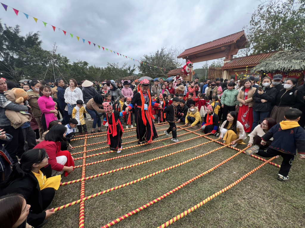 Tại Hội làng , các phần thi thể thao truyền thống, trò chơi dân gian diễn ra vui vẻ, tạo không khí rộn Khu bảo tồn văn hóa người Dao Thanh Y, xã Bằng Cả, TP Hạ Long, đã diễn ra Hội làng Bằng Cả năm 2024.ràng cho ngày hội.