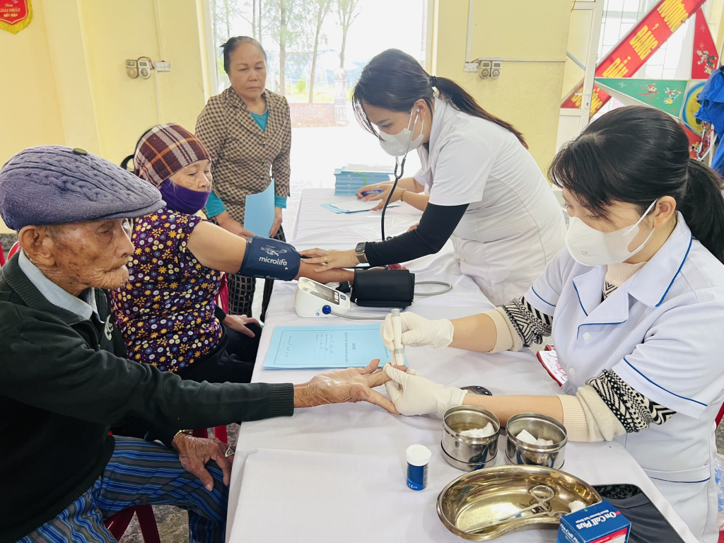 Hội NCT TP Hạ Long phối hợp với các đơn vị y tế tổ chức khám bệnh cho các hội viên NCT tại xã Thống Nhất.