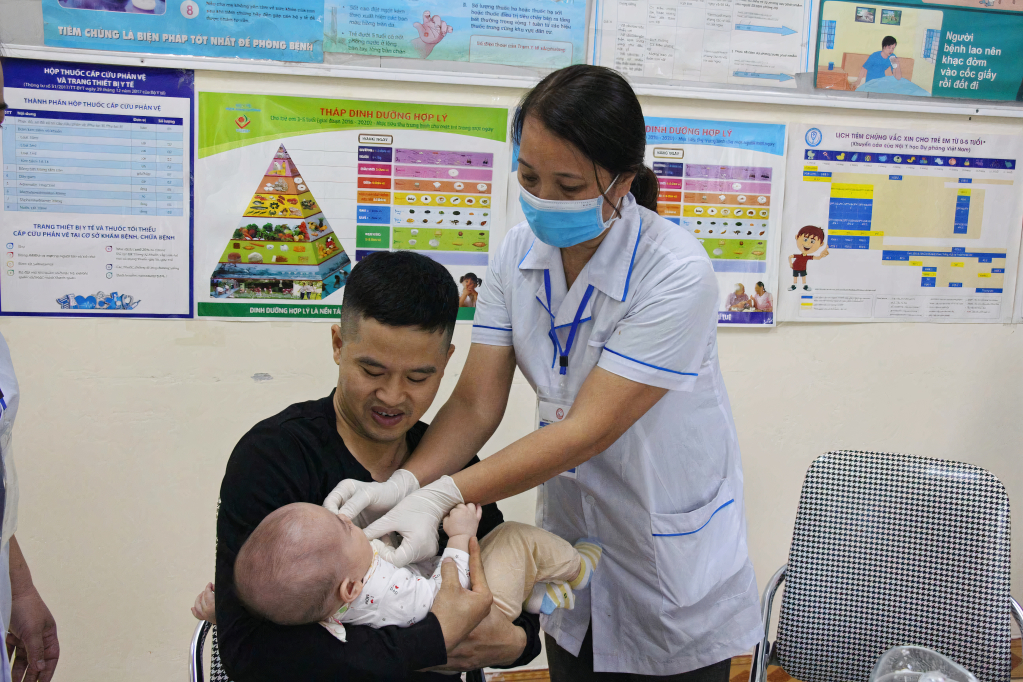 Cán bộ y tế phường Yên Giang cho trẻ em trên địa bàn uống vitamin A.