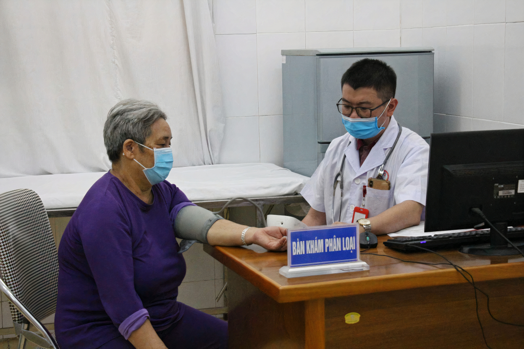 Người cao tuổi trên địa bàn phường Yên Giang được các bác sĩ tại Trạm Y tế chăm sóc, khám sức khỏe.