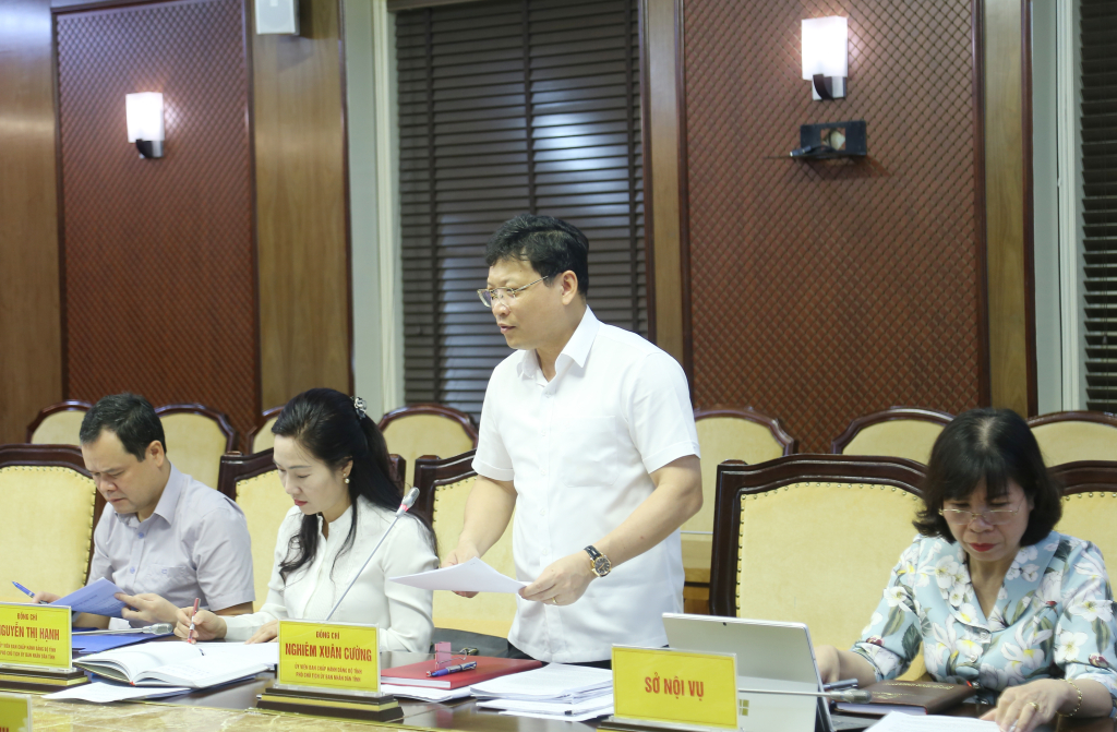 Đồng chí Nghiêm Xuân Cường, Phó Chủ tịch UBND tỉnh, báo cáo tại hội nghị.