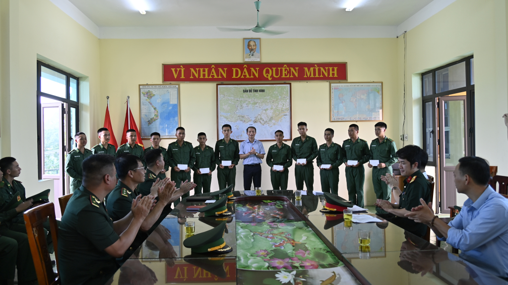 Đồng chí Vũ Ngọc Lâm, Phó chủ tịch UBND thành phố Hạ Long trao quà cho các đồng chí chiến sĩ mới.