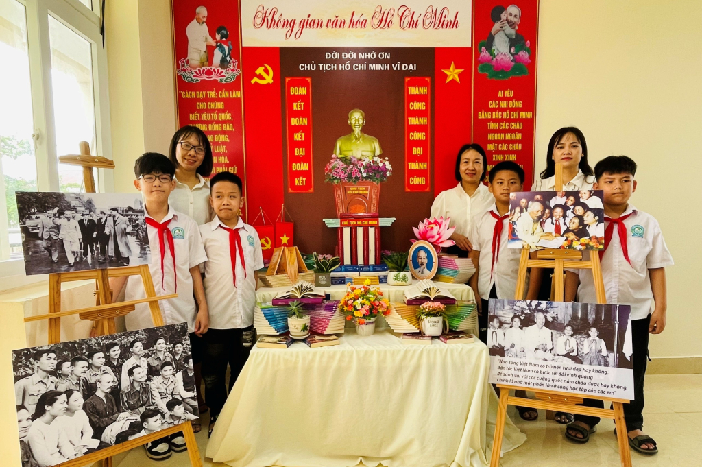 Các em học sinh trường Tiểu học tị trấn Đầm Hà tham quan, học tập tại Không gian văn hóa Hồ Chí Minh.