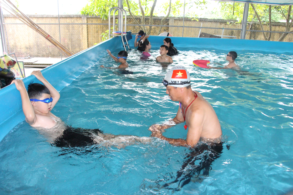 Các em  học sinh được học tập các kỹ năng trong môi trường nước.