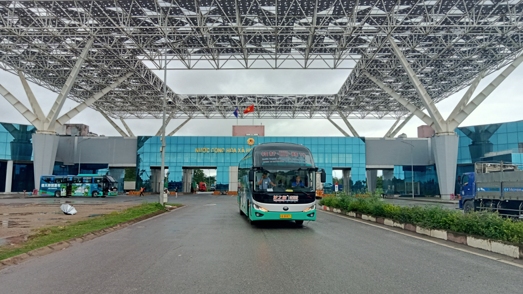 Xe chở khách du lịch tuyến Nam Ninh-Hạ Long qua cầu Bắc Luân II sẽ đến Bến xe khách Bãi Cháy