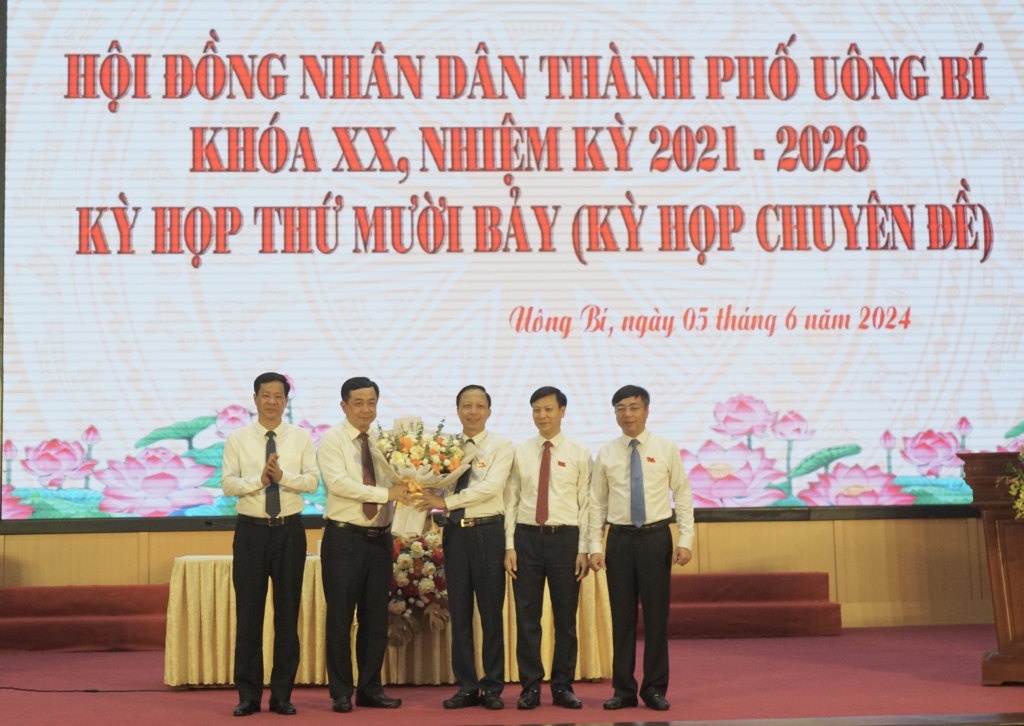 Lãnh đạo thành phố Uông Bí tặng hoa chúc mừng đồng chí Nguyễn Chiến Thắng, Phó Bí thư Thường trực thành uỷ, Chủ tịch HĐND thành phố khoá XX, nhiệm kỳ 2021-2026.