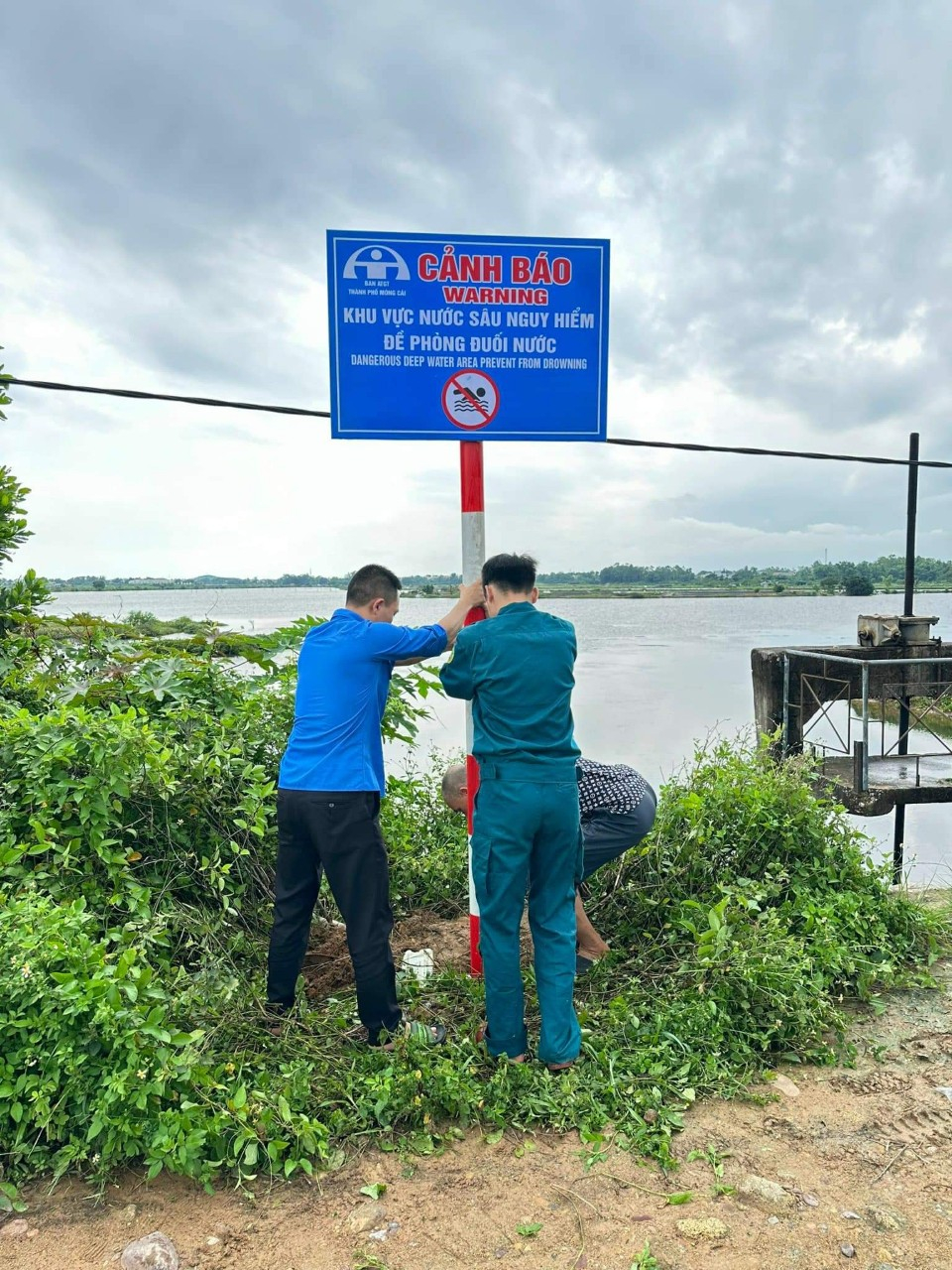 Lực lượng chức năng phường Hải Hòa cắm biển cảnh báo khu vực nguy hiểm nguy cơ đuối nước.